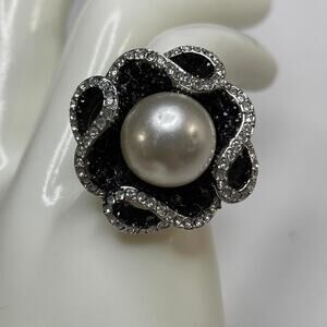 black enamel flower ring Costume jewelry silver tone floral and faux pearl